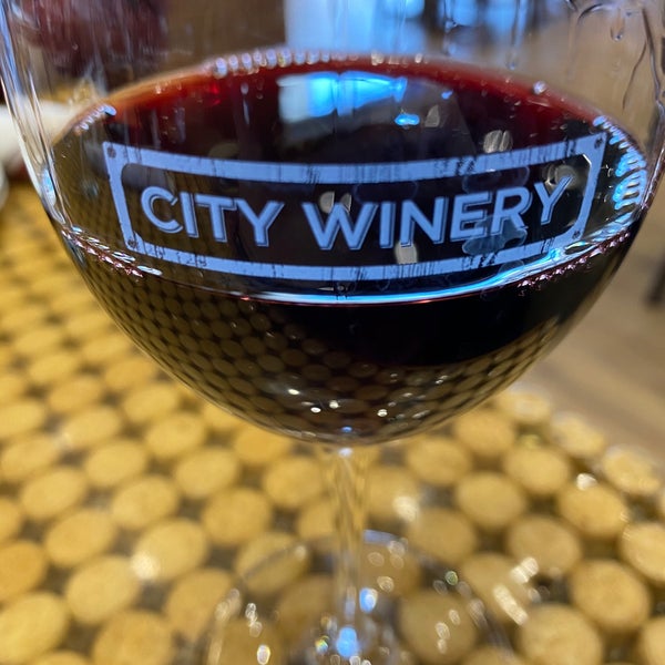 Foto tirada no(a) City Winery por Kathy T. em 2/14/2020