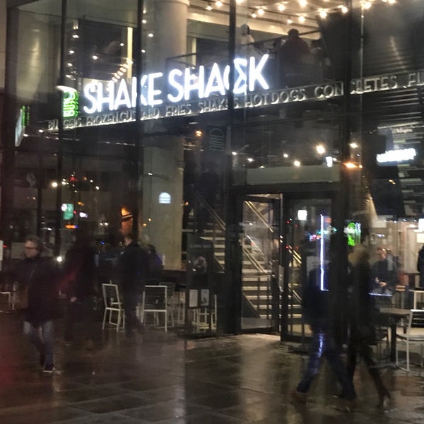 Photo taken at Shake Shack by Sooz on 11/18/2017