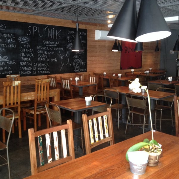 Foto diambil di Sputnik Café &amp; Restaurante oleh Isaac C. pada 10/11/2014