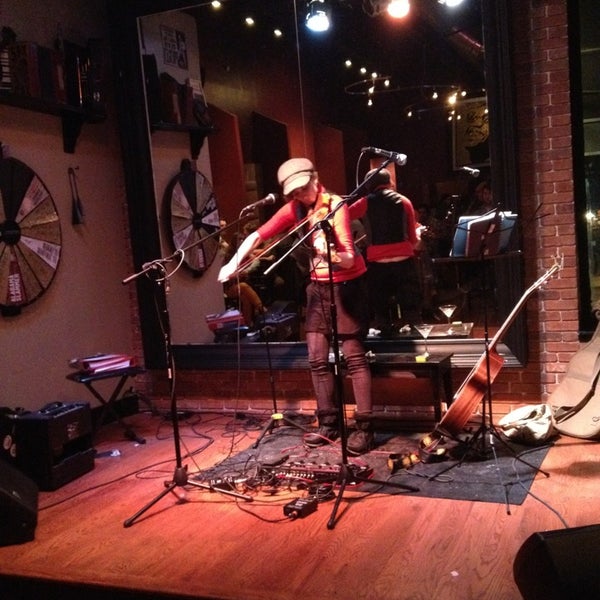 Foto diambil di Jolly&#39;s American Beer Bar &amp; Dueling Pianos oleh Jeffrey G. pada 1/30/2013