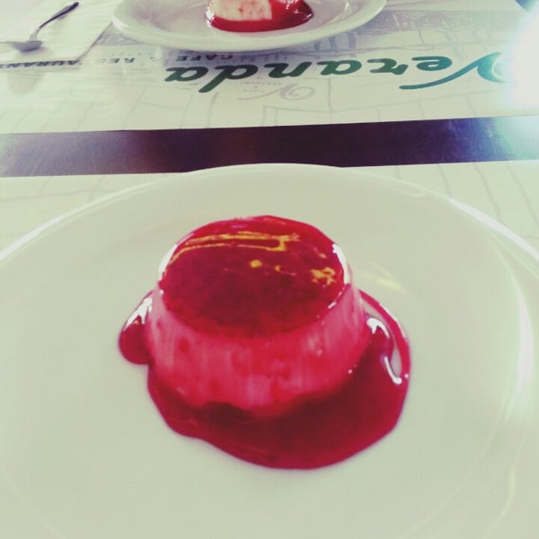 Foto diambil di Veranda Cafe &amp; Restaurant oleh Derya N. pada 9/19/2014