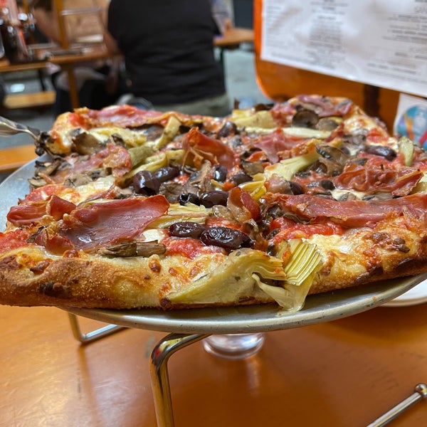 Foto scattata a Adrienne&#39;s Pizza Bar da Alvi il 7/4/2021