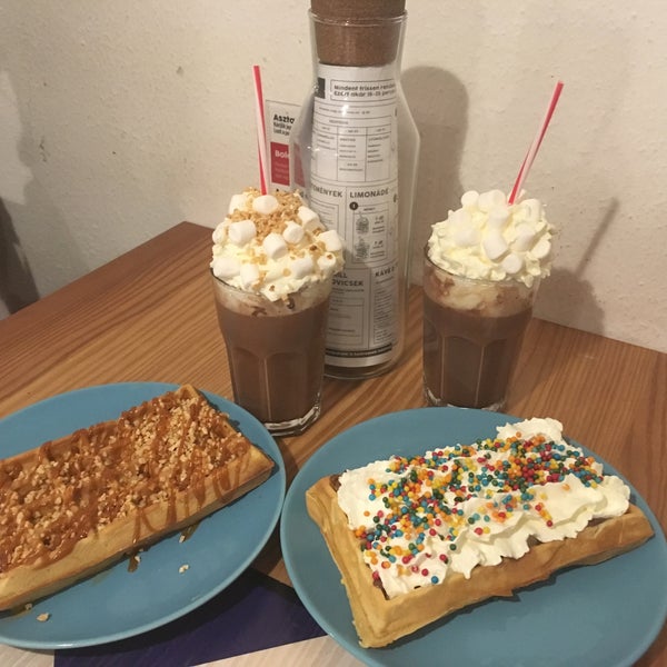 Photo taken at Ahoy! Hot &amp; Iced Chocolate, Lemonade, Waffle, Smoothie by Zsófia Júlia F. on 2/12/2018