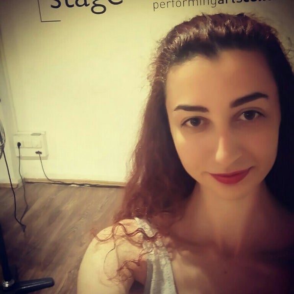 Foto tirada no(a) Stage Performing Arts Center por Büşra Özgen V. em 5/22/2016