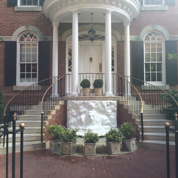 Photo taken at Morrison House Old Town Alexandria, Autograph Collection by Hope H. on 8/20/2014