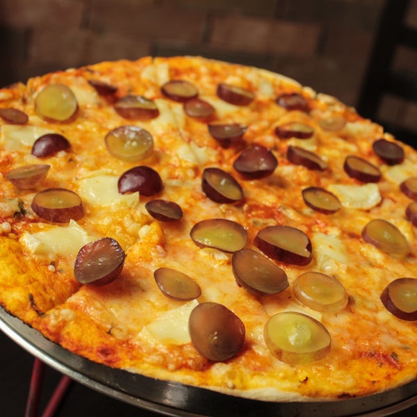 Exquisita Pizza de Uva solo aquí en Tomatti House Pizzateria!!