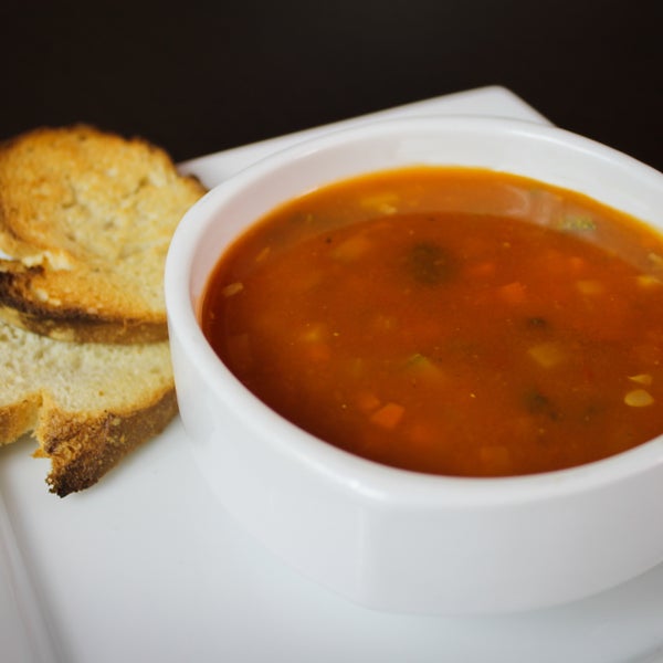 Antes de tu plato fuerte disfruta nuestra deliciosa Sopa Minestrone!!