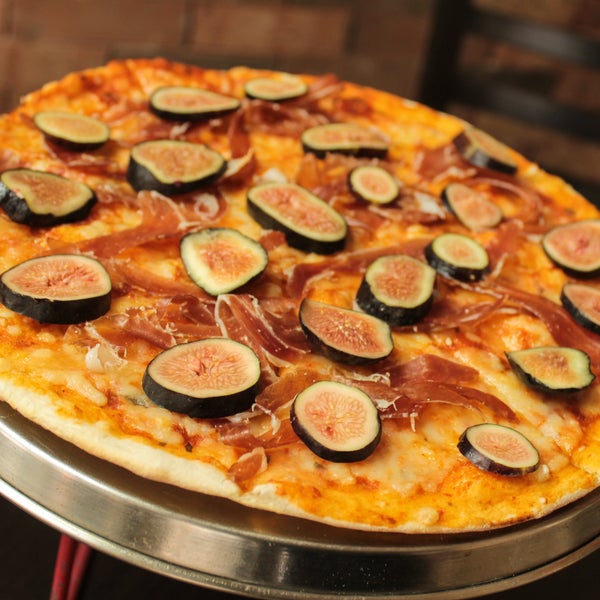 Ven y disfruta de una de nuestras deliciosas Pizzas de Serrano con Higos!! Te esperamos!!