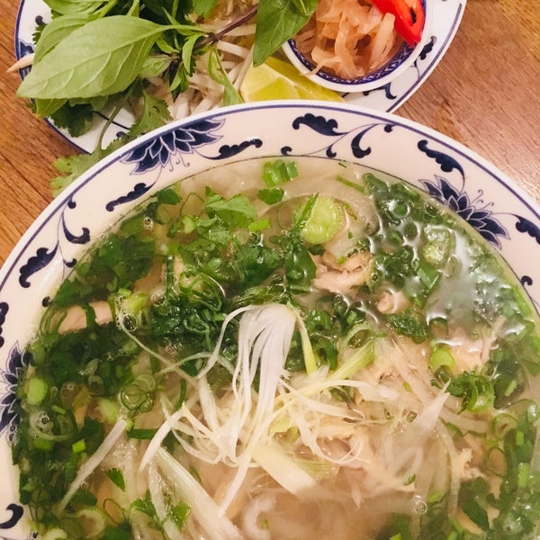 รูปภาพถ่ายที่ BunBunBun Vietnamese Food โดย Maria P. เมื่อ 11/18/2017