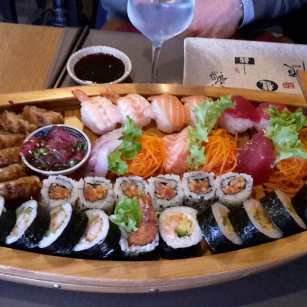 Photo taken at Sushi Paradise by Anne-Sophie D. on 3/31/2017