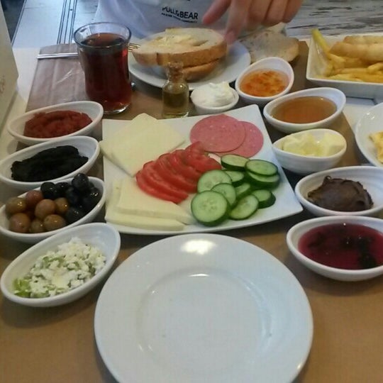 Снимок сделан в Mavi Kahvaltı &amp; Cafe пользователем Gökçe T. 8/1/2015
