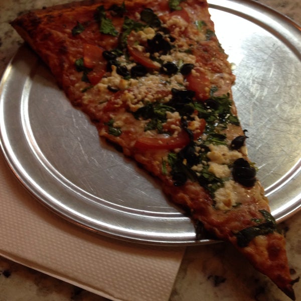 Das Foto wurde bei Russo&#39;s New York Pizzeria von Jorie N. am 12/20/2014 aufgenommen