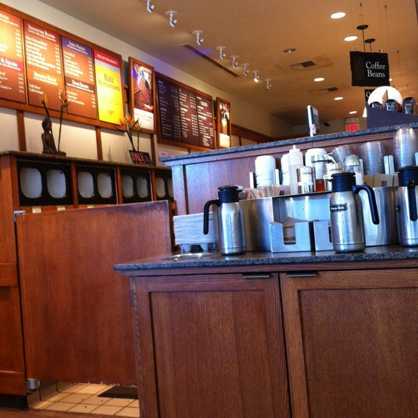 Photo taken at Peet&#39;s Coffee &amp; Tea by Alfredo V. on 1/13/2014