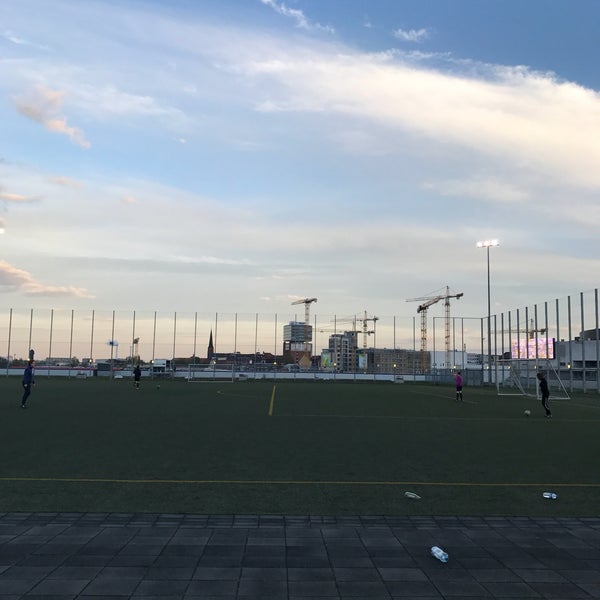 รูปภาพถ่ายที่ METRO-Fußballhimmel โดย Nadja N. เมื่อ 4/10/2017