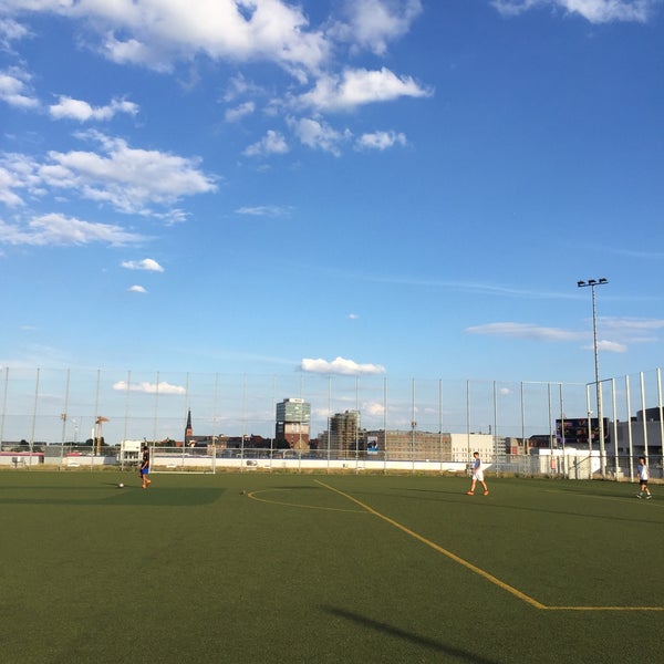 รูปภาพถ่ายที่ METRO-Fußballhimmel โดย Nadja N. เมื่อ 7/4/2016