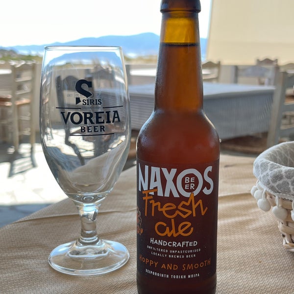 Die frittierten Zucchinibällchen sind der Hammer, genauso wie das Erbspüree. Das ungefilterte und nicht pasteurisierte Naxos Bier ist perfekt dazu.