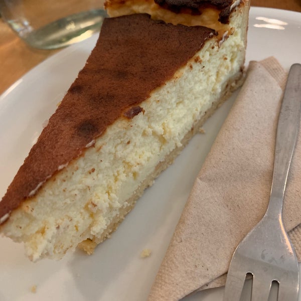 Foto diambil di Neumanns Café oleh Nadja N. pada 4/13/2019