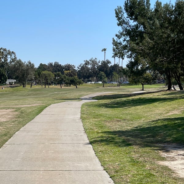 Foto diambil di Rancho San Joaquin Golf Course oleh D&#39;Andre B. pada 3/13/2021