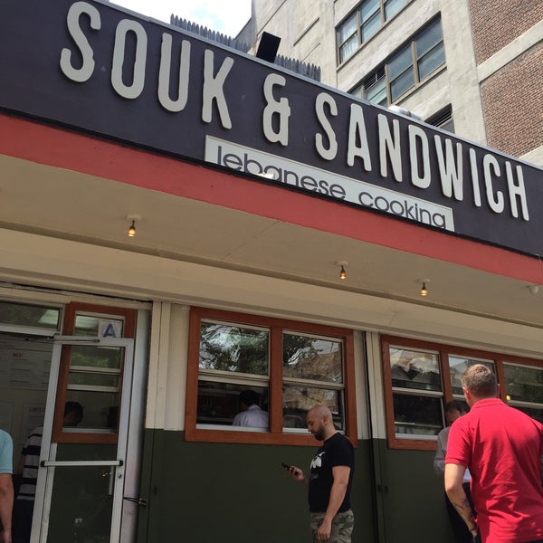 6/23/2015 tarihinde Patrick L.ziyaretçi tarafından Souk &amp; Sandwich'de çekilen fotoğraf
