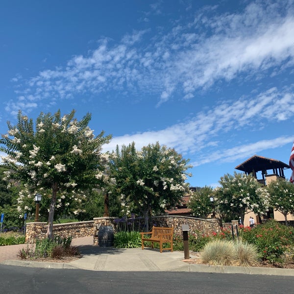 Photo taken at St. Francis Winery &amp; Vineyards by Ashley W. on 8/10/2019