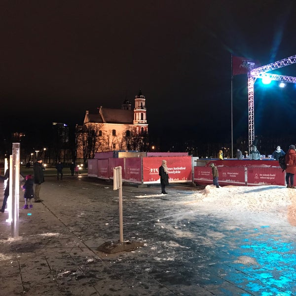 Foto diambil di Lukiškių aikštė | Lukiškės square oleh Ineta K. pada 12/28/2019