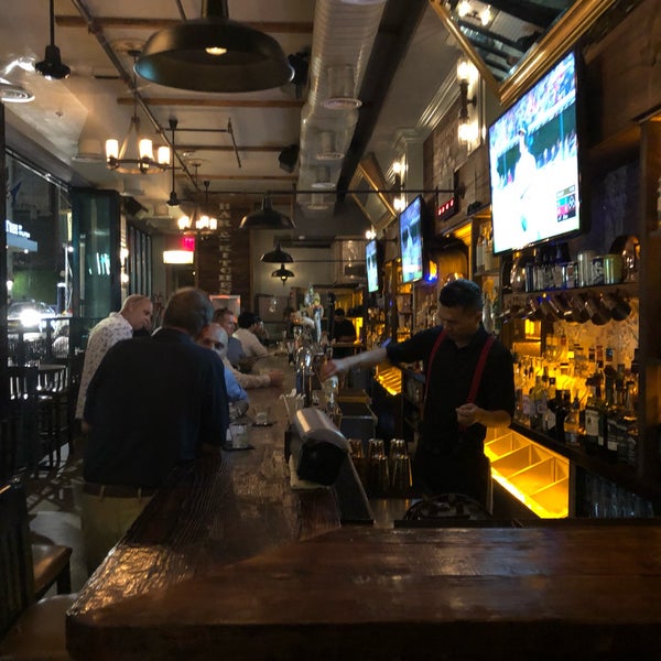 รูปภาพถ่ายที่ Broadstone Bar &amp; Kitchen โดย Bob เมื่อ 7/10/2019