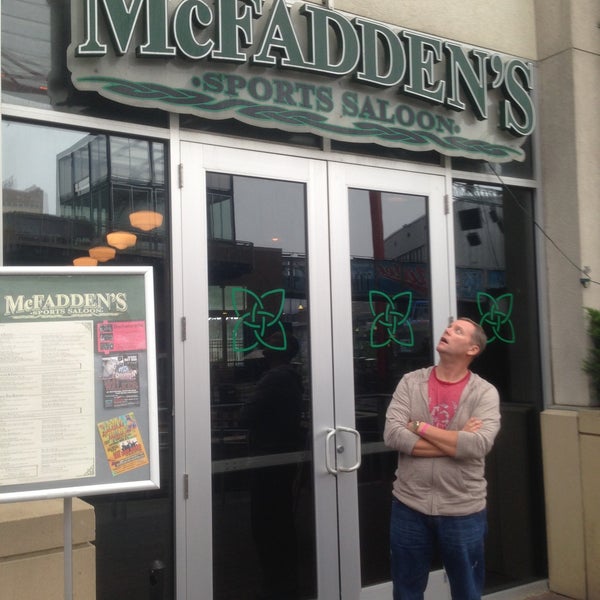 5/2/2013 tarihinde Rob R.ziyaretçi tarafından McFadden&#39;s Sports Saloon'de çekilen fotoğraf