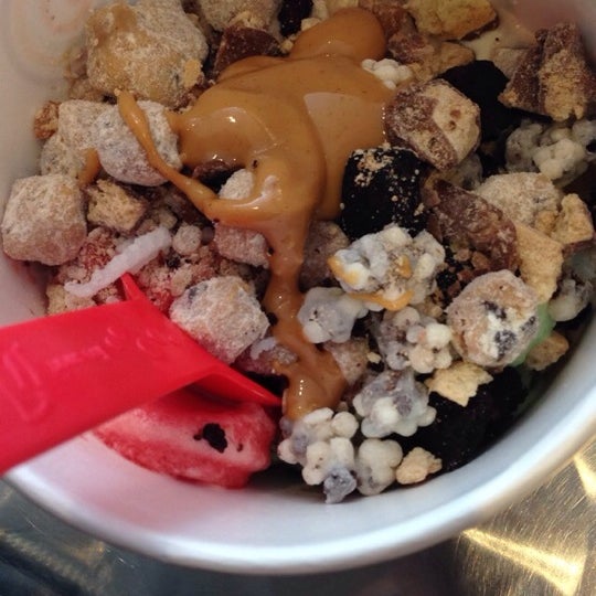 รูปภาพถ่ายที่ Off The Wall Frozen Yogurt โดย Nina J. เมื่อ 8/25/2014