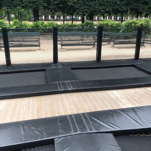 Trampoline des Tuileries Spielplatz in Paris