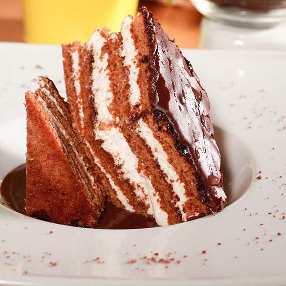 Рекомендуем торт "Медовый в шоколадной глазури"!