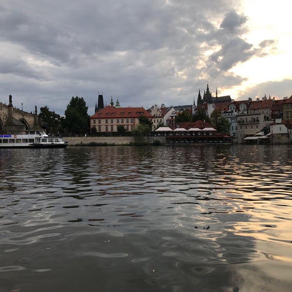 Снимок сделан в Prague Venice Boat Trips - Pražské Benátky пользователем Mnoo A. 7/12/2019