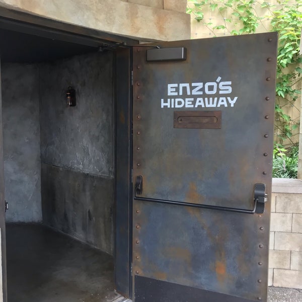 Foto diambil di Enzo&#39;s Hideaway Tunnel Bar oleh Mark P. pada 7/29/2019