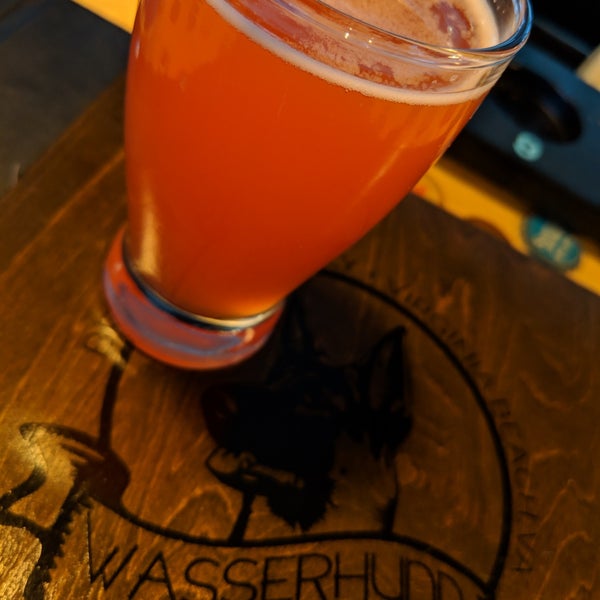 Foto diambil di Wasserhund Brewing Company oleh Mark P. pada 3/16/2019