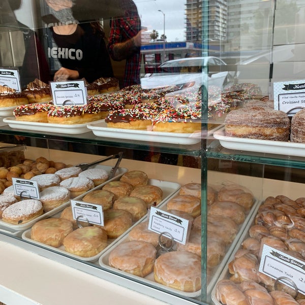 Photo taken at Kettle Glazed Doughnuts by Susan H. on 5/26/2019