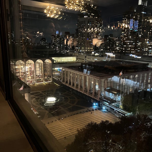 Foto scattata a The Empire Hotel Rooftop da Susan H. il 11/12/2021