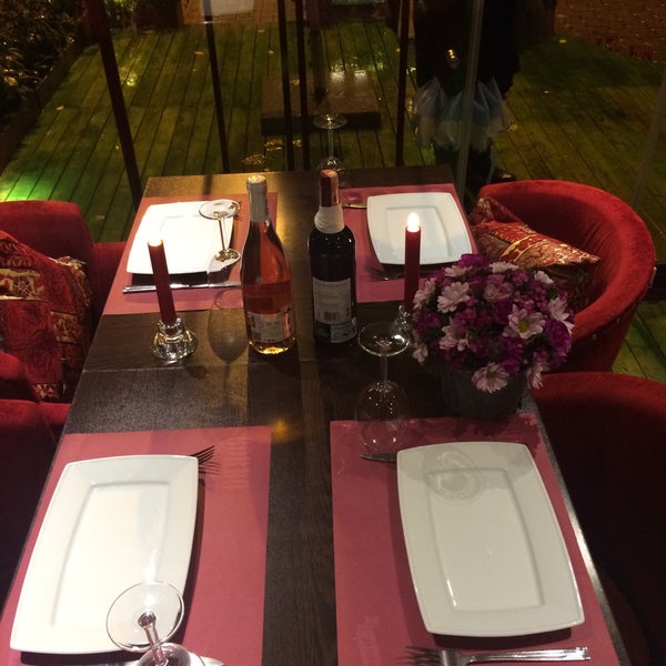Das Foto wurde bei Bordo &quot;Eski Dostlar&quot; Restaurant von Seray S. am 12/12/2014 aufgenommen