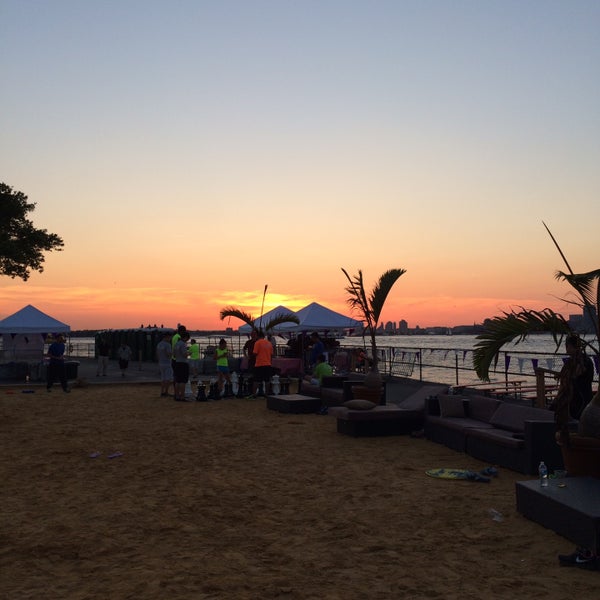 Foto tirada no(a) Governors Beach Club por Joe R. em 7/18/2015