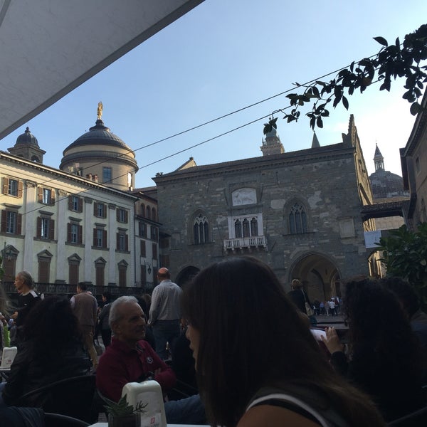 Great place for a coffee and relax with a view of Piazza Vecchia!