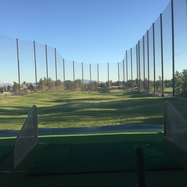 Foto scattata a Desert Pines Golf Club and Driving Range da Roger H. il 9/30/2015