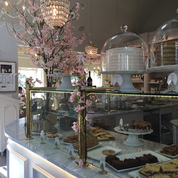รูปภาพถ่ายที่ The Cake Bake Shop โดย Staci S. เมื่อ 8/4/2015