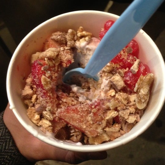 Das Foto wurde bei Tutti Frutti Frozen Yogurt von Seph A. am 11/21/2012 aufgenommen