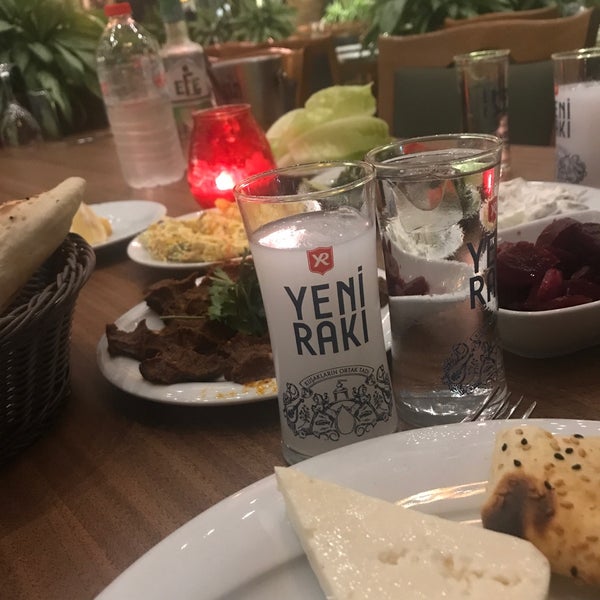 Das Foto wurde bei Çakıl Restaurant - Ataşehir von Gamze am 9/13/2018 aufgenommen