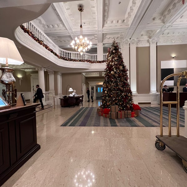 Foto diambil di The Balmoral Hotel oleh Emel E. pada 11/19/2022