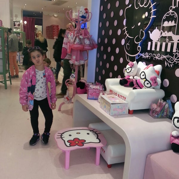 รูปภาพถ่ายที่ Hello Kitty World โดย Özlem T. เมื่อ 12/7/2014