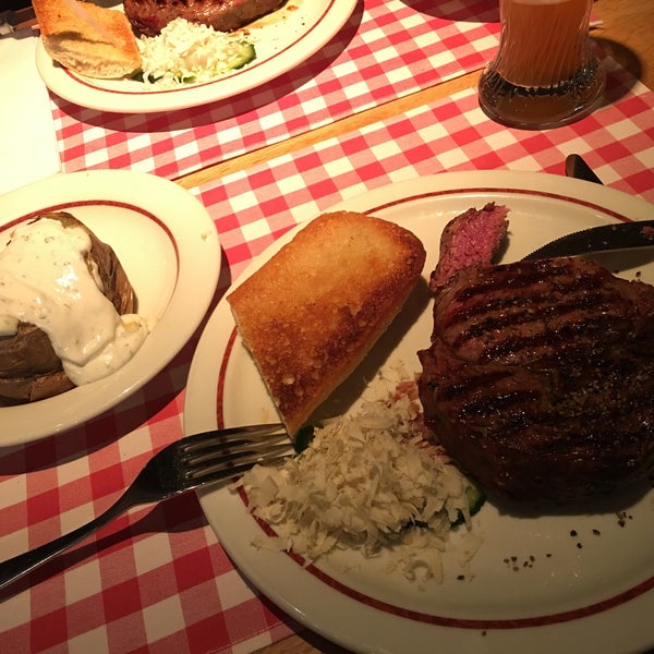 Yediğim en iyi steak’lerden biriydi. Mekan tasarımından, ışıklandırmaya, menülerden, muhteşem lezzetlere; Münih’te tartışmasız en beğendiğimiz mekan oldu.