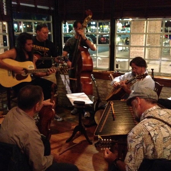 รูปภาพถ่ายที่ The Irish Penny Pub &amp; Grill โดย Jeff T. เมื่อ 10/1/2013