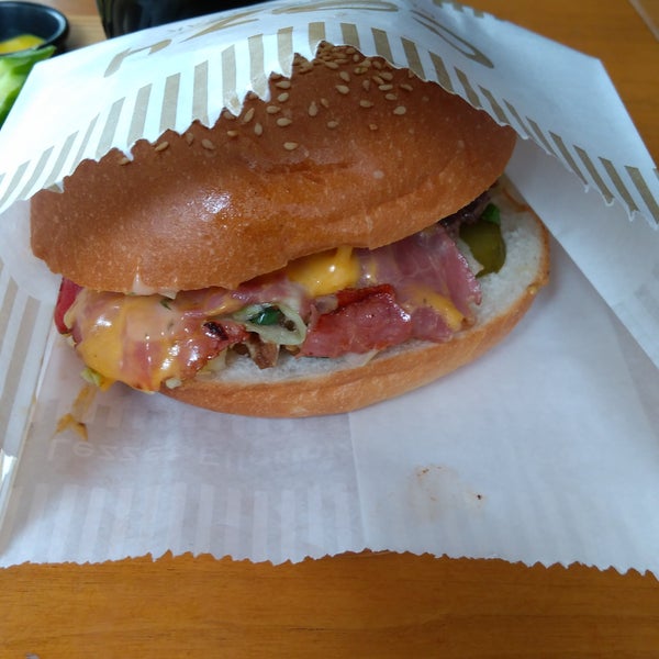 Снимок сделан в Cozy Burger &amp; Steak пользователем Komkarbey 1/30/2019