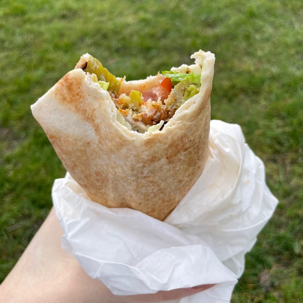 Falafel wraps were freshly made and good. A side of hummus and get take away to sit in Hyde park a short walk away. Quick and efficient service.