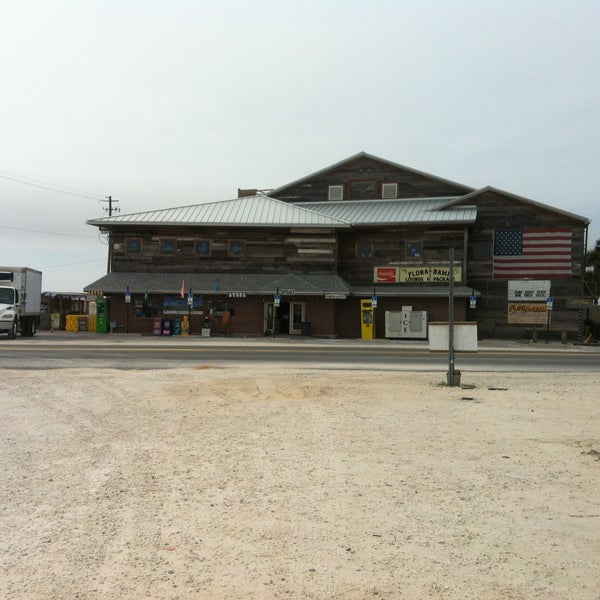 Foto diambil di Flora-Bama Lounge, Package, and Oyster Bar oleh Dan J. pada 4/24/2013