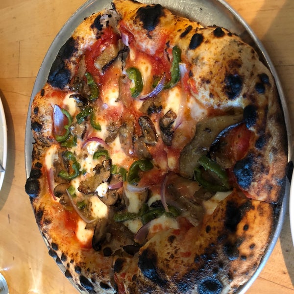 Das Foto wurde bei Burrata Wood Fired Pizza von Samuel G. am 11/25/2017 aufgenommen